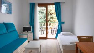 TV a/nebo společenská místnost v ubytování Gumbet Cove Hotel
