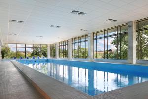 una piscina en un edificio con ventanas en GTK Suzdal, en Suzdal