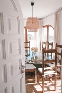 a dining room with a table and chairs at Villa Buen Retiro in Zahara de los Atunes