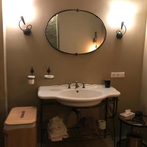 een badkamer met een wastafel en een spiegel bij De Grote Belt in Oene