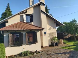 ein kleines weißes Haus mit braunem Dach in der Unterkunft Holiday Home Kalnik in Kalnik