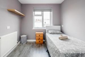 Tempat tidur dalam kamar di Remaj Serviced Accommodation, sleeps 7 & free parking