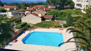- une vue sur la piscine dans une villa dans l'établissement Somptueux deux pieces, entre mer & piscine !, à Mandelieu-la-Napoule