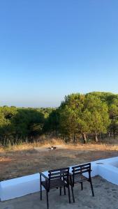 dos bancos sentados en la parte superior de un edificio en Finca Rústica Los Borrachos, en Ayamonte