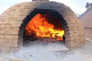 un horno de ladrillo con un fuego dentro de él en Bungalow Double 13 - El Cortijo Chefchaeun Hotel Spa, en Chefchaouen