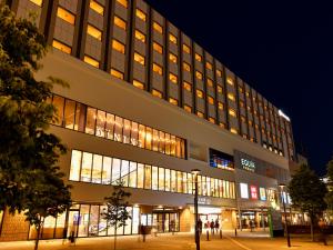 和光市にある和光市東武ホテルの夜間に窓が多くある大きな建物