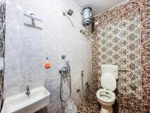 焦特布尔Aura B&B - The Haveli Homestay的带马桶和水槽的浴室