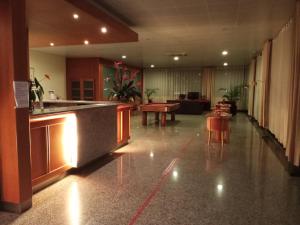 un hall avec un bar et des tables dans un bâtiment dans l'établissement Hotel Monte Rio Aguieira, à Almaça