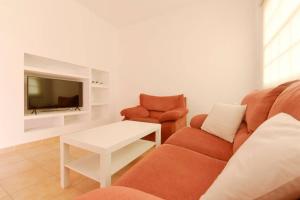 Una sala de estar con un sofá y un televisor. en VV El Tonolero, en Breña Baja