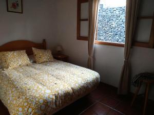 1 dormitorio con cama y ventana en Casa Rural Ramón, en Agulo