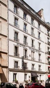 un edificio blanco con un cartel de hotel en Hotel Opéra Marigny, en París
