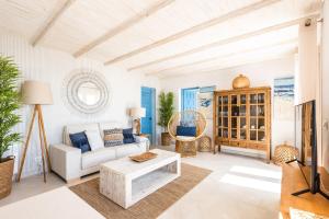 ein Wohnzimmer mit einem Sofa und einem Tisch in der Unterkunft Suites Las Vistas by Menorca Vacations in Son Bou