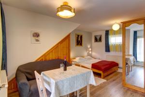Postel nebo postele na pokoji v ubytování Gyapay Apartman Hévíz