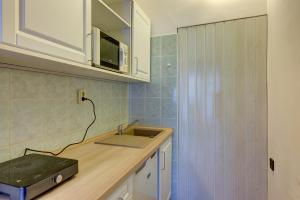 Kuchyňa alebo kuchynka v ubytovaní Gyapay Apartman Hévíz + 32 fotografií