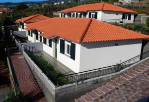 an overhead view of a white house with an orange roof at Villas Madalena Chalets vista mar cWiFi in Santa Cruz