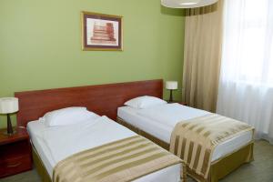 Łóżko lub łóżka w pokoju w obiekcie Hotel Vis a Vis Łańcut