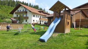 Ein Kinderspielbereich in der Unterkunft Ferienbauernhof Mehlbach