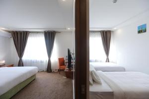 Ένα ή περισσότερα κρεβάτια σε δωμάτιο στο Sunrise Hotel