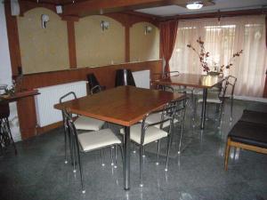 ein Esszimmer mit 2 Tischen und Stühlen in der Unterkunft Complex Vile Daniel in Sinaia