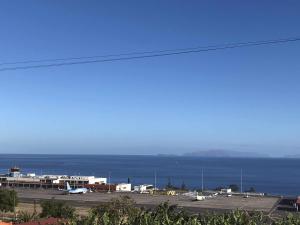 un estacionamiento con el océano en el fondo en Villas Madalena Chalets vista mar cWiFi, en Santa Cruz