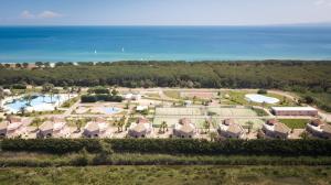 una vista aérea de un complejo con piscina en BV Airone Resort, en Marina di Sibari