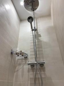 La salle de bains est pourvue d'une douche avec un pommeau de douche. dans l'établissement Luxe et Calme en Hyper Centre - La Cour des Bois, à Lyon
