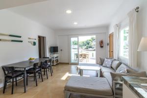 Μια τηλεόραση ή/και κέντρο ψυχαγωγίας στο Beachhouse Sa Barca