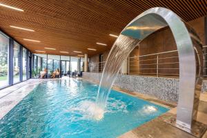 Bazén v ubytovaní Wellness & Spa hotel Villa Regenhart alebo v jeho blízkosti
