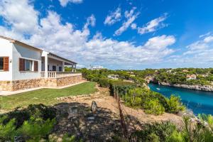 a house with a view of the water at Can Ferrando de Es Pontas in Cala Santanyi