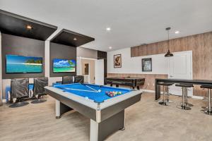 VILLA wPrivate Pool & Game Room near Disney في كيسيمي: غرفة مع طاولة بلياردو وكرات تنس الطاولة