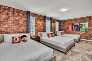 Llit o llits en una habitació de VILLA wPrivate Pool & Game Room near Disney