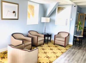 A seating area at Montgomery Inn & Suites