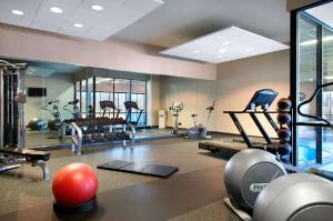un gimnasio con mucho equipamiento en una habitación en Aviator Hotel & Suites South I-55, BW Signature Collection, en Green Park