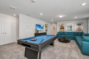 uma sala de estar com uma mesa de bilhar e um sofá em Private Pool Villa wPool Table, On-Site WaterPark em Davenport