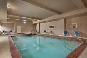 ein großer Pool in einem Hotelzimmer in der Unterkunft La Quinta by Wyndham I-20 Longview South in Longview