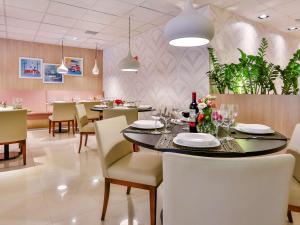 - une salle à manger avec une table et des chaises dans l'établissement ibis Styles Goiania Marista, à Goiânia