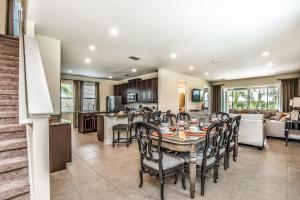 uma sala de jantar e sala de estar com mesa e cadeiras em Modern Villa wPrivate Pool and Air Hockey Table em Orlando