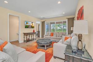 un soggiorno con divano bianco e tavolo di Modern Villa wPrivate Pool and Air Hockey Table a Orlando