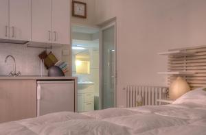 ボローニャにあるUR-NEST Corte Galluzziのベッドルーム1室(ベッド1台付)、キッチン(シンク付)