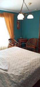 1 Schlafzimmer mit einem weißen Bett und 2 Stühlen in der Unterkunft Willa Silesia in Wisła