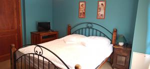 ヴィスワにあるWilla Silesiaのベッドルーム1室(木枠のベッド1台付)