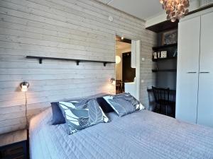 ein Schlafzimmer mit einem Bett mit blauen Kissen darauf in der Unterkunft Levin Stara 2 in Kittilä