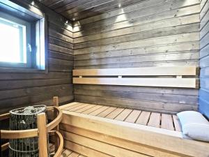 a sauna with a bench and a window at Levin Stara 2 in Kittilä