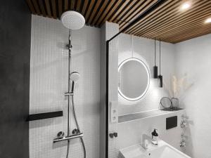 Koupelna v ubytování Seaside Rooms - Zentrales Design-Apartment mit Balkon & Parkplatz - 2 Minuten zum Strand