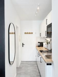 Kuchyň nebo kuchyňský kout v ubytování Seaside Rooms - Zentrales Design-Apartment mit Balkon & Parkplatz - 2 Minuten zum Strand