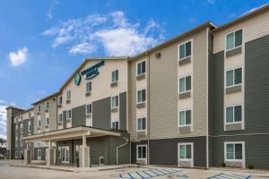 uma imagem de um edifício de hotel em WoodSpring Suites Sulphur - Lake Charles em Sulphur