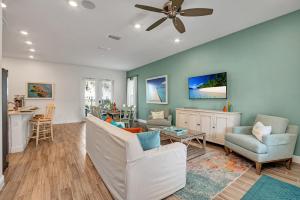 - un salon avec des chaises et un ventilateur de plafond dans l'établissement Large Margaritaville Villa w PRIVATE POOL View, à Orlando