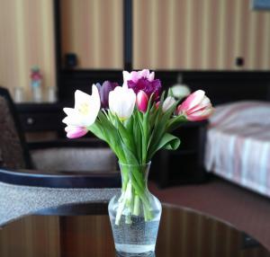Postel nebo postele na pokoji v ubytování Attache Hotel
