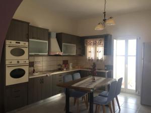 Кухня или кухненски бокс в Cycladic house in rural surrounding 2