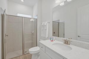 a bathroom with a toilet and a sink and a shower at Gorgeous Margaritaville Cottage wPrivate Patio in Orlando +33 photos